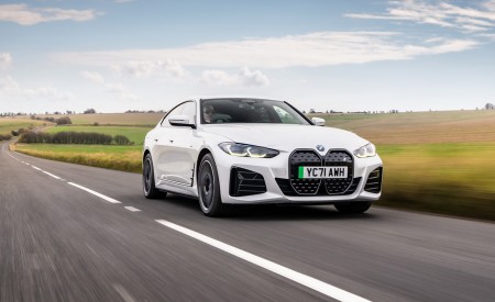 2023 BMW i4 eDrive40 UK version Front Three-Quarter Wallpapers 450x275 (7)