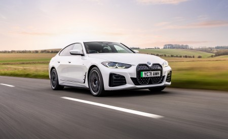 2023 BMW i4 eDrive40 UK version Front Three-Quarter Wallpapers 450x275 (3)