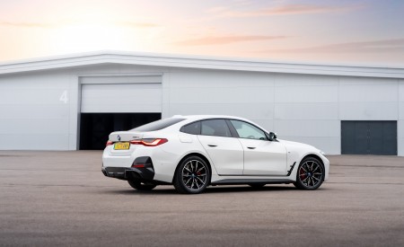 2023 BMW i4 eDrive40 UK version Rear Three-Quarter Wallpapers 450x275 (13)