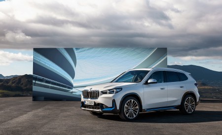 2023 BMW iX1 xDrive30 Front Three-Quarter Wallpapers 450x275 (113)