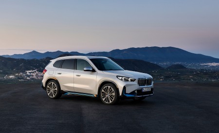 2023 BMW iX1 xDrive30 Front Three-Quarter Wallpapers 450x275 (119)