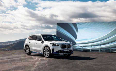 2023 BMW iX1 xDrive30 Front Three-Quarter Wallpapers 450x275 (114)