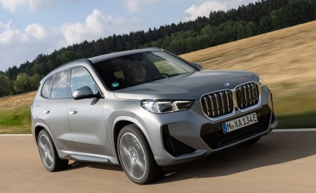 2023 BMW iX1 xDrive30 Front Three-Quarter Wallpapers 450x275 (2)