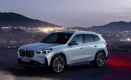 2023 BMW iX1 xDrive30 Front Three-Quarter Wallpapers 450x275 (121)