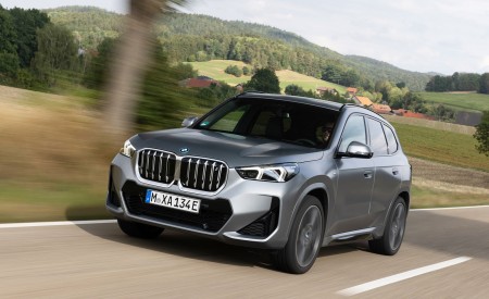 2023 BMW iX1 xDrive30 Front Three-Quarter Wallpapers 450x275 (8)