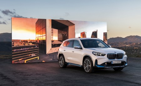 2023 BMW iX1 xDrive30 Front Three-Quarter Wallpapers 450x275 (111)