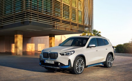 2023 BMW iX1 xDrive30 Front Three-Quarter Wallpapers 450x275 (107)