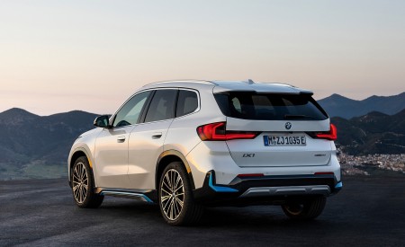 2023 BMW iX1 xDrive30 Rear Three-Quarter Wallpapers  450x275 (122)
