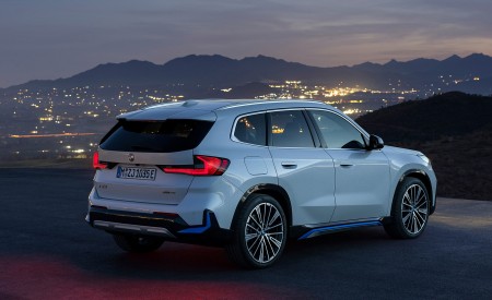 2023 BMW iX1 xDrive30 Rear Three-Quarter Wallpapers 450x275 (123)