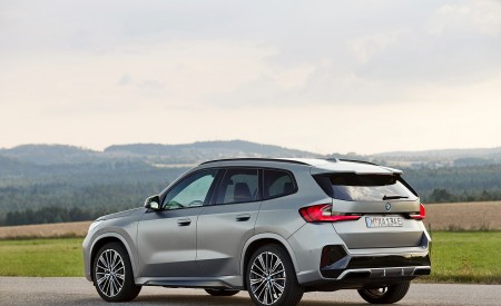 2023 BMW iX1 xDrive30 Rear Three-Quarter Wallpapers 450x275 (42)