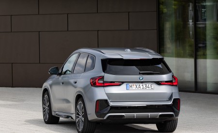 2023 BMW iX1 xDrive30 Rear Three-Quarter Wallpapers 450x275 (37)