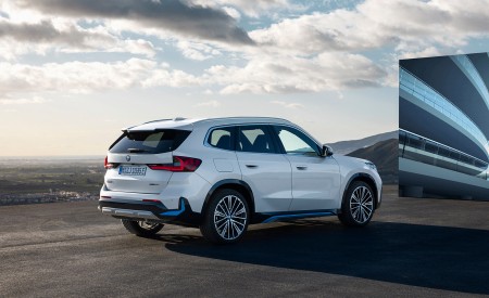 2023 BMW iX1 xDrive30 Rear Three-Quarter Wallpapers 450x275 (117)