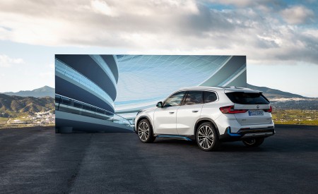 2023 BMW iX1 xDrive30 Rear Three-Quarter Wallpapers 450x275 (115)