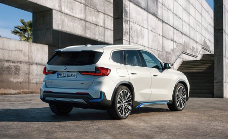 2023 BMW iX1 xDrive30 Rear Three-Quarter Wallpapers 450x275 (110)
