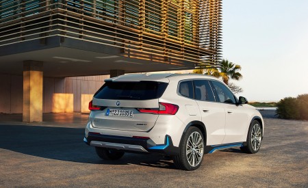 2023 BMW iX1 xDrive30 Rear Three-Quarter Wallpapers 450x275 (108)