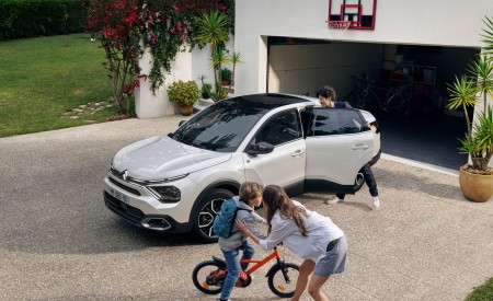 2023 Citroën ë-C4 X Front Three-Quarter Wallpapers 450x275 (3)