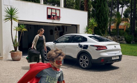 2023 Citroën ë-C4 X Rear Three-Quarter Wallpapers 450x275 (5)