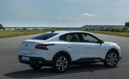 2023 Citroën ë-C4 X Rear Three-Quarter Wallpapers 450x275 (39)