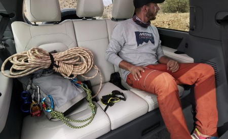 2023 Land Rover Defender 130 Interior Third Row Seats Wallpapers 450x275 (36)