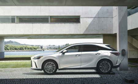 2023 Lexus RX 450h Charging Wallpapers 450x275 (75)