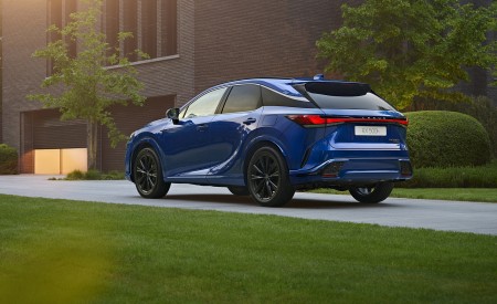 2023 Lexus RX 500h (Color: Heat Sapphire Blue) Rear Three-Quarter Wallpapers 450x275 (3)