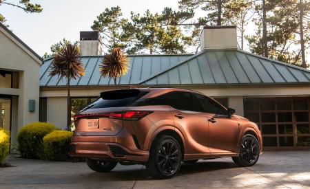 2023 Lexus RX 500h F SPORT DIRECT4 (Color: Sonic Copper) Rear Three-Quarter Wallpapers 450x275 (23)