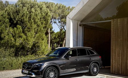 2023 Mercedes-Benz GLC AVANTGARDE (Color: Graphite Grey Metallic) Front Three-Quarter Wallpapers 450x275 (89)