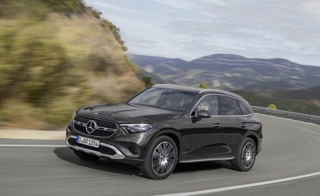 2023 Mercedes-Benz GLC AVANTGARDE (Color: Graphite Grey Metallic) Front Three-Quarter Wallpapers 450x275 (77)
