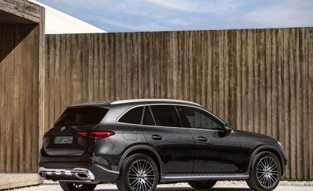 2023 Mercedes-Benz GLC AVANTGARDE (Color: Graphite Grey Metallic) Rear Three-Quarter Wallpapers 450x275 (91)