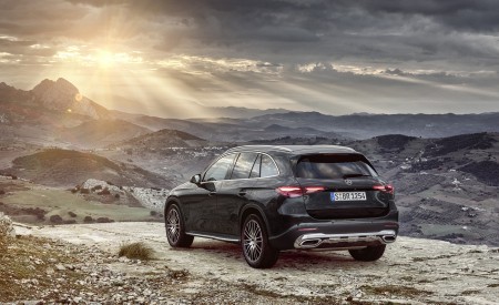 2023 Mercedes-Benz GLC AVANTGARDE (Color: Graphite Grey Metallic) Rear Three-Quarter Wallpapers 450x275 (83)