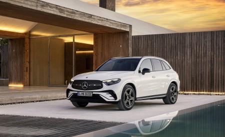 2023 Mercedes-Benz GLC Plug-in-Hybrid AMG Line MANUFAKTUR (Color: Diamond White Bright) Front Three-Quarter Wallpapers 450x275 (37)