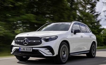 2023 Mercedes-Benz GLC Plug-in-Hybrid AMG Line MANUFAKTUR (Color: Diamond White Bright) Front Three-Quarter Wallpapers 450x275 (9)