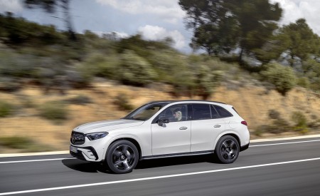 2023 Mercedes-Benz GLC Plug-in-Hybrid AMG Line MANUFAKTUR (Color: Diamond White Bright) Front Three-Quarter Wallpapers 450x275 (7)