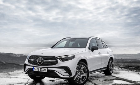 2023 Mercedes-Benz GLC Plug-in-Hybrid AMG Line MANUFAKTUR (Color: Diamond White Bright) Front Three-Quarter Wallpapers 450x275 (26)