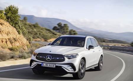 2023 Mercedes-Benz GLC Plug-in-Hybrid AMG Line MANUFAKTUR (Color: Diamond White Bright) Front Three-Quarter Wallpapers 450x275 (2)