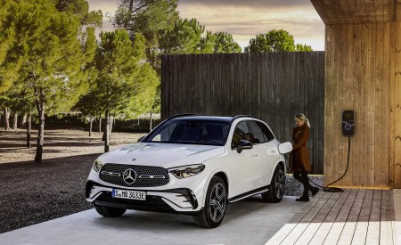 2023 Mercedes-Benz GLC Plug-in-Hybrid AMG Line MANUFAKTUR (Color: Diamond White Bright) Front Three-Quarter Wallpapers 450x275 (39)