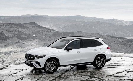 2023 Mercedes-Benz GLC Plug-in-Hybrid AMG Line MANUFAKTUR (Color: Diamond White Bright) Front Three-Quarter Wallpapers 450x275 (27)