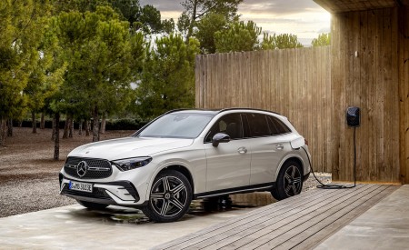 2023 Mercedes-Benz GLC Plug-in-Hybrid AMG Line MANUFAKTUR (Color: Diamond White Bright) Front Three-Quarter Wallpapers 450x275 (40)