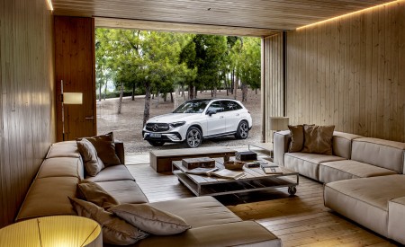 2023 Mercedes-Benz GLC Plug-in-Hybrid AMG Line MANUFAKTUR (Color: Diamond White Bright) Front Three-Quarter Wallpapers 450x275 (34)