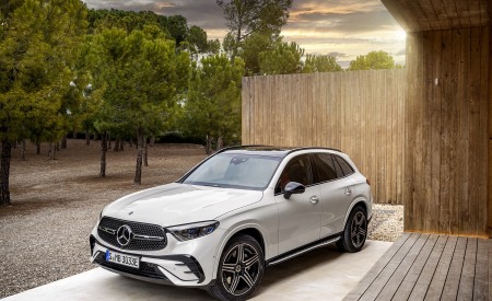 2023 Mercedes-Benz GLC Plug-in-Hybrid AMG Line MANUFAKTUR (Color: Diamond White Bright) Front Three-Quarter Wallpapers 450x275 (41)