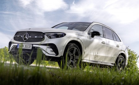 2023 Mercedes-Benz GLC Plug-in-Hybrid AMG Line MANUFAKTUR (Color: Diamond White Bright) Front Three-Quarter Wallpapers 450x275 (13)