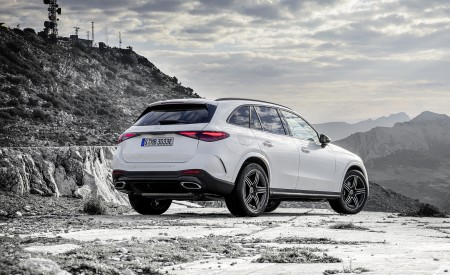 2023 Mercedes-Benz GLC Plug-in-Hybrid AMG Line MANUFAKTUR (Color: Diamond White Bright) Rear Three-Quarter Wallpapers 450x275 (31)