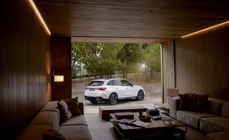 2023 Mercedes-Benz GLC Plug-in-Hybrid AMG Line MANUFAKTUR (Color: Diamond White Bright) Rear Three-Quarter Wallpapers 450x275 (35)