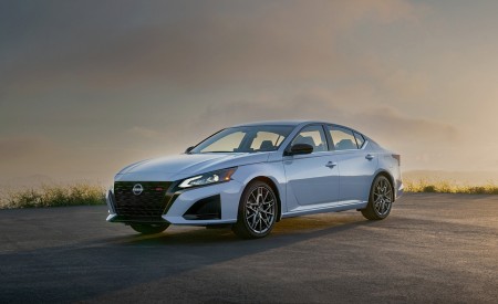 2023 Nissan Altima Front Three-Quarter Wallpapers 450x275 (4)