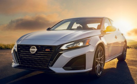 2023 Nissan Altima Front Three-Quarter Wallpapers 450x275 (2)