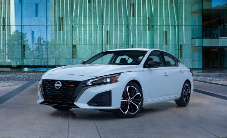 2023 Nissan Altima Front Three-Quarter Wallpapers 450x275 (6)