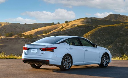 2023 Nissan Altima Rear Three-Quarter Wallpapers 450x275 (3)