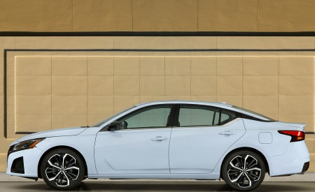 2023 Nissan Altima Side Wallpapers 450x275 (10)