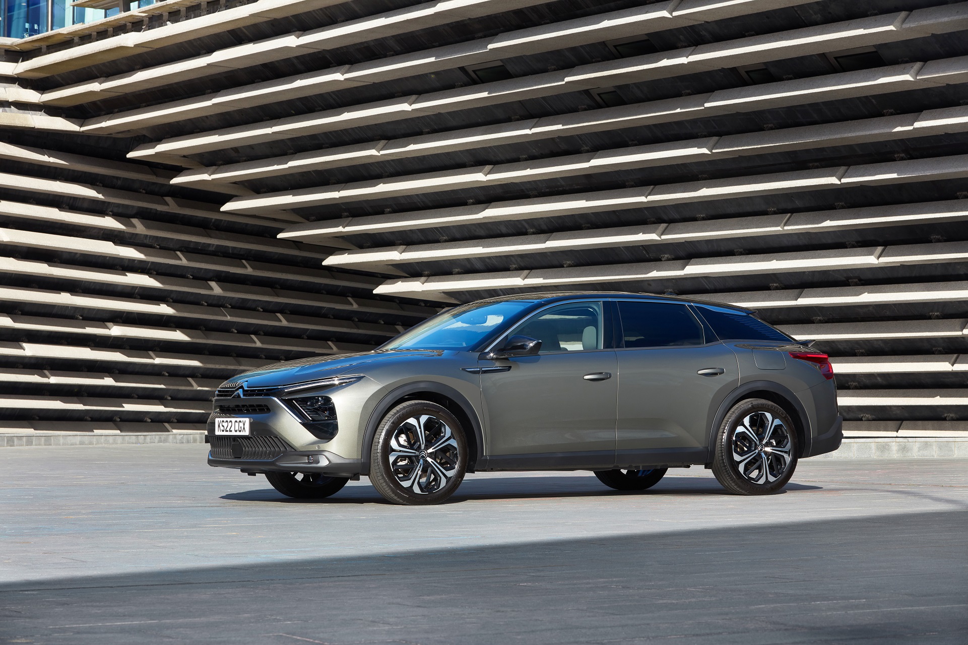 2022 Citroën C5 X Hybrid UK version Front Three-Quarter Wallpapers #25 of 71