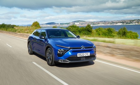 2022 Citroën C5 X UK version Front Three-Quarter Wallpapers 450x275 (3)